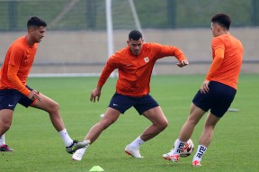 开云app-亚眠球员集体训练备战下一场比赛()