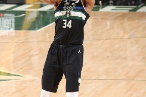 史蒂芬再战篮球场，雄鹿再次登顶总冠军()