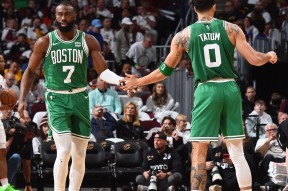 凯尔特人客场击败篮网，压哨三分绝杀带走比赛()