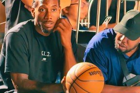 猛龙擒轰炸机一举超第二，伦纳德崭露头角抢分(伦纳德打爆猛龙)