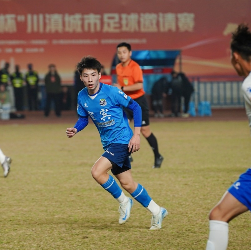 开云体育登录-激情四射足球狂欢：东亚球队争霸赛掀起热潮(高大威猛的篮球队长)  第1张